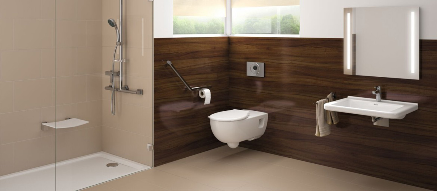 Bad mit Wandverkleidung in Holzoptik und barrierefreiem Einstieg in eine bodenebene Dusche mit Klappsitz.