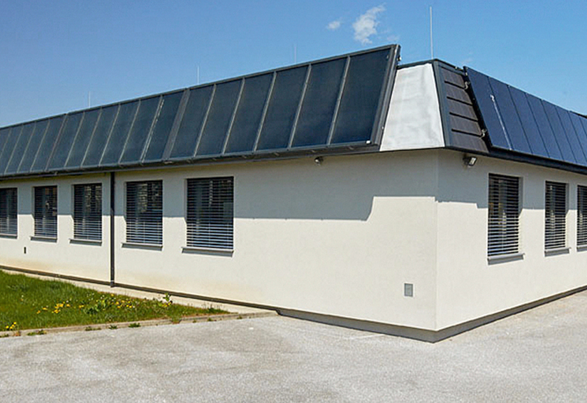 Außenansicht des Betriebsgebäudes der Meisterinstallateure in Voitsberg mit Blick auf Solarpaneele.