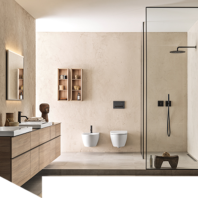 Badezimmer mit Badezimmermöbeln in Holzoptik, aufgesetzen Waschtischen, an der Wand hängender Toilette und Bidet sowie daneben bodenebener Dusche mit Regenbrause.